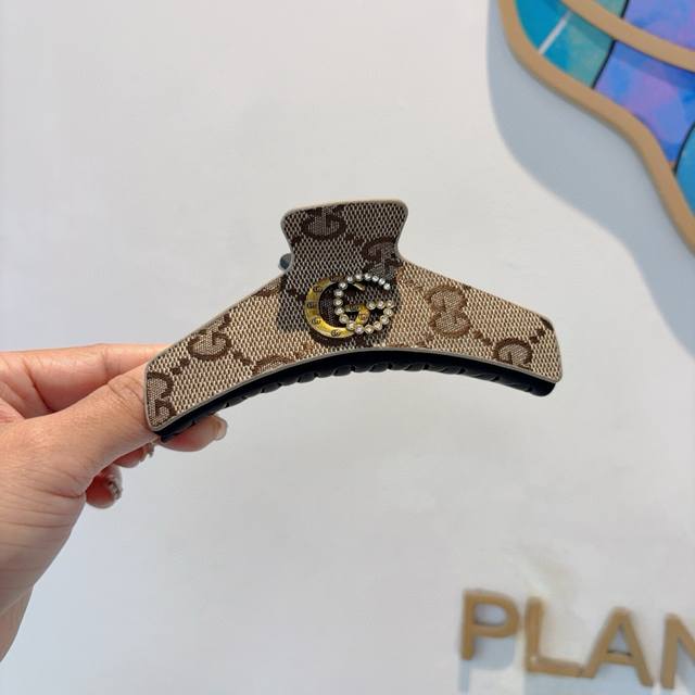 with packaging Gucci's new handmade diamond-studded net celebrity hairpin, high-