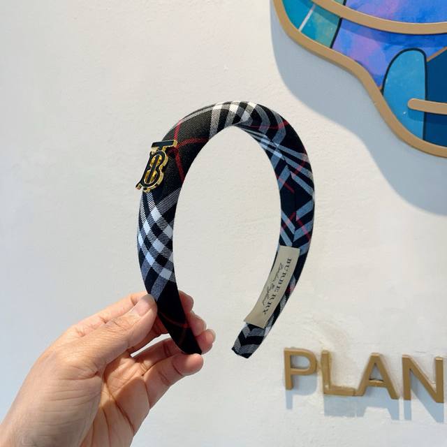 with packaging Burberry's new autumn and winter classic headband, all real photo