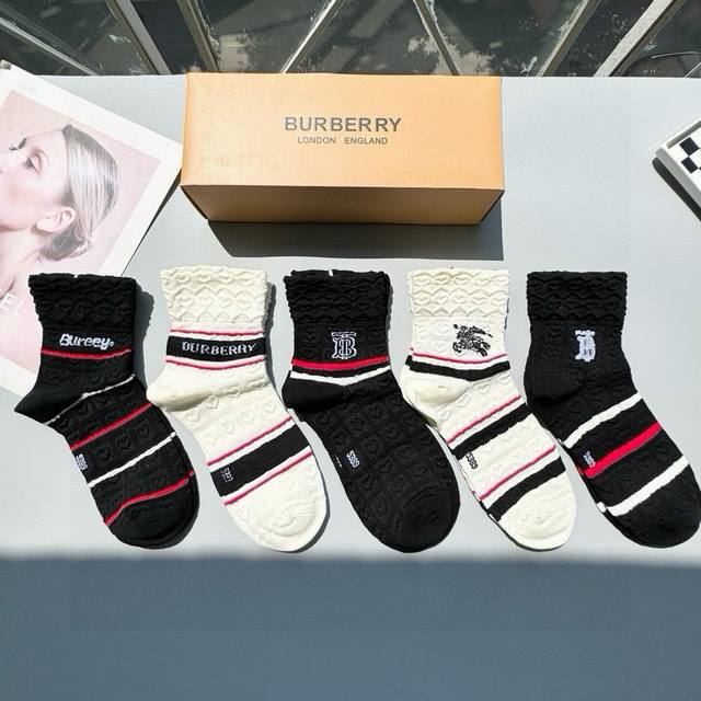 comes with a box of five pairs of packaging. The latest Burberry socks. The late