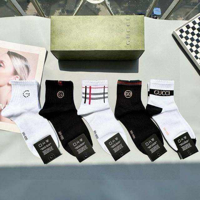 comes with packaging. One box contains five pairs of Gucci so beautiful. Europea