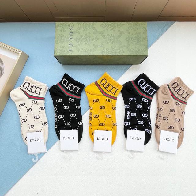comes with packaging. One box contains five pairs of Gucci so beautiful that the
