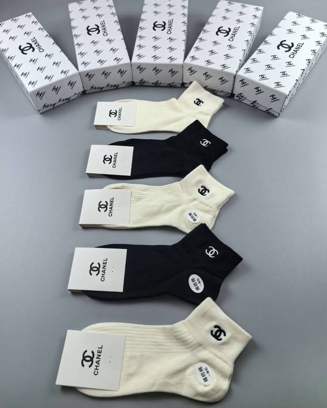 Special packaging Chanel's new classic embroidered medium-length stacked socks!