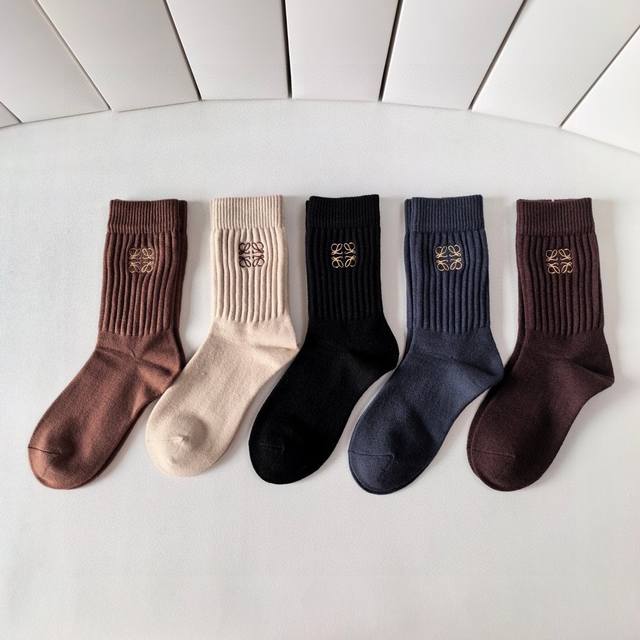 Special counter packaging Loewe's new embroidered cashmere mid-length stacked so