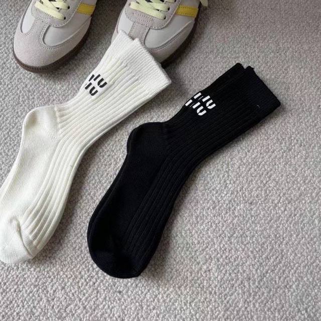 Special packaging Miumiu new classic mid-length heel hot stamping socks! Two pai