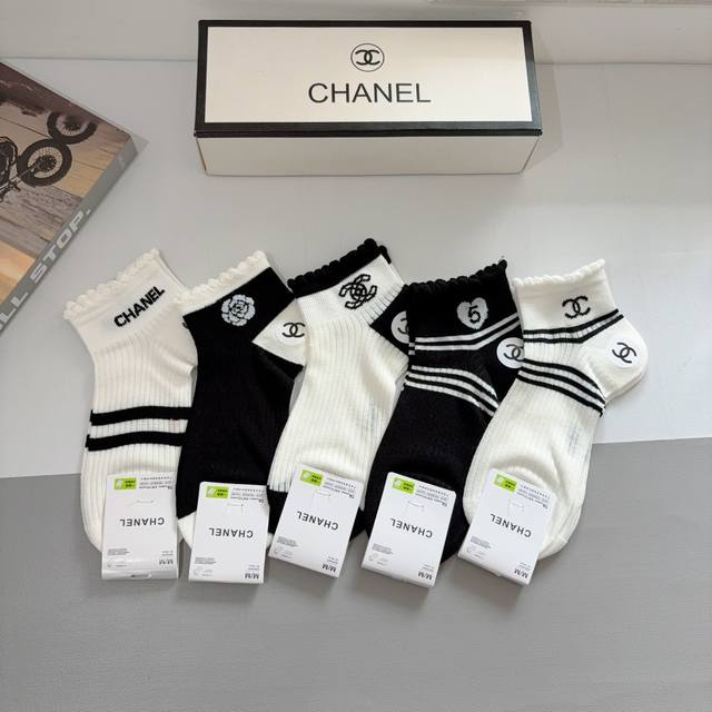 comes with packaging, 5 pairs per box Chanel classic socks, high version, pure c