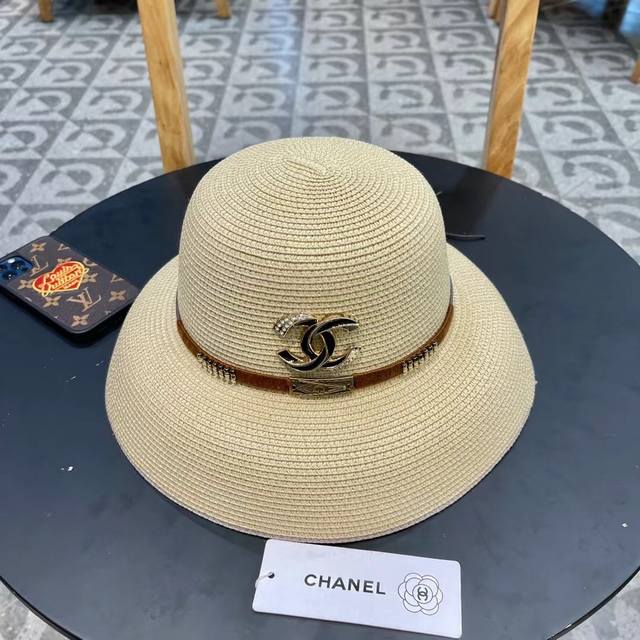 Chanel's new color-blocked basin straw hat is a must-have for going out and is e