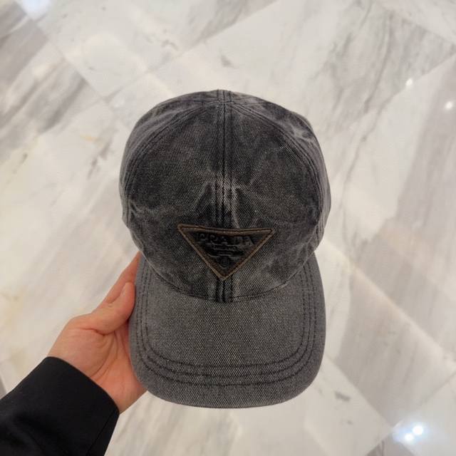 Prada embroidered letter baseball cap The design is very strong and refreshing T