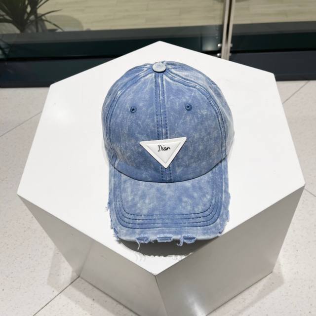 Dior's new baseball cap Very delicate design, heart embroidery with small letter