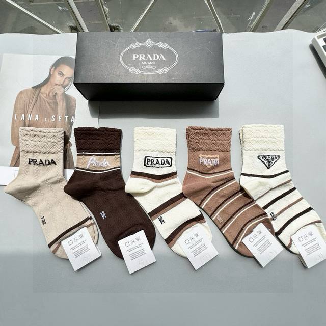 comes with a box of five pairs of Prada's popular mid-tube socks, high version~