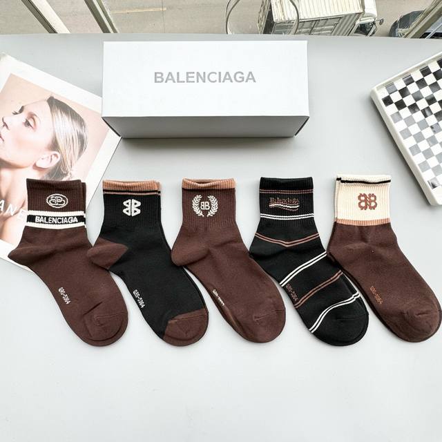 comes with packaging. One box contains five pairs of Balenciaga high-quality, be
