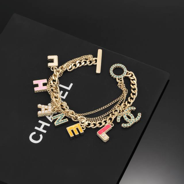 Chanel's new bracelet with oil drop color design, simple letter design, prominen