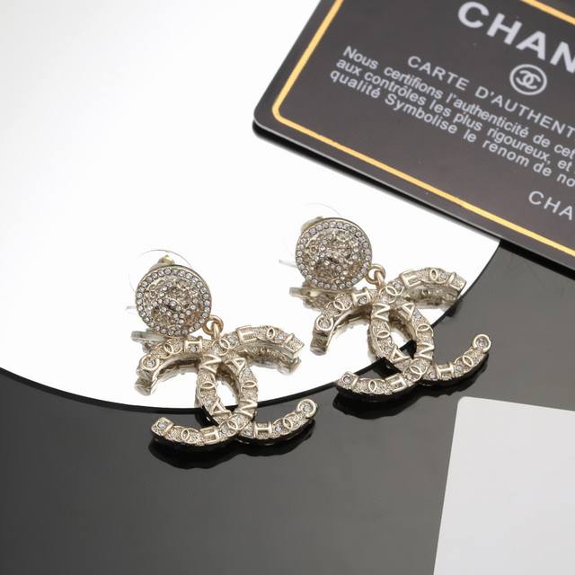 Chanel earrings, fashion devil Chanel early spring new medieval retro style earr