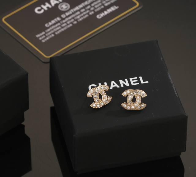 Purchasing level Chanel Xiaoxiang new double C earrings are on sale. The classic