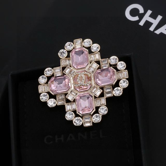 Chanel counters have launched new Chanel letter brooches, which are the most und