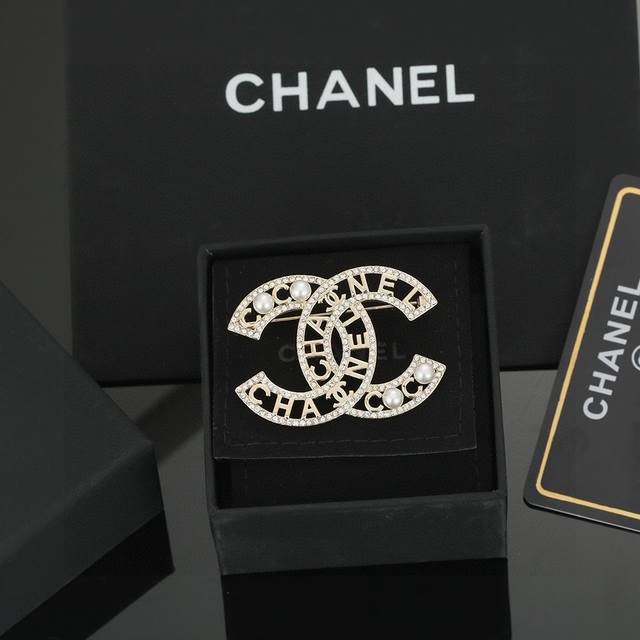 Ch Nel The latest pearl brooch is indescribably classy and eye-catching Classic