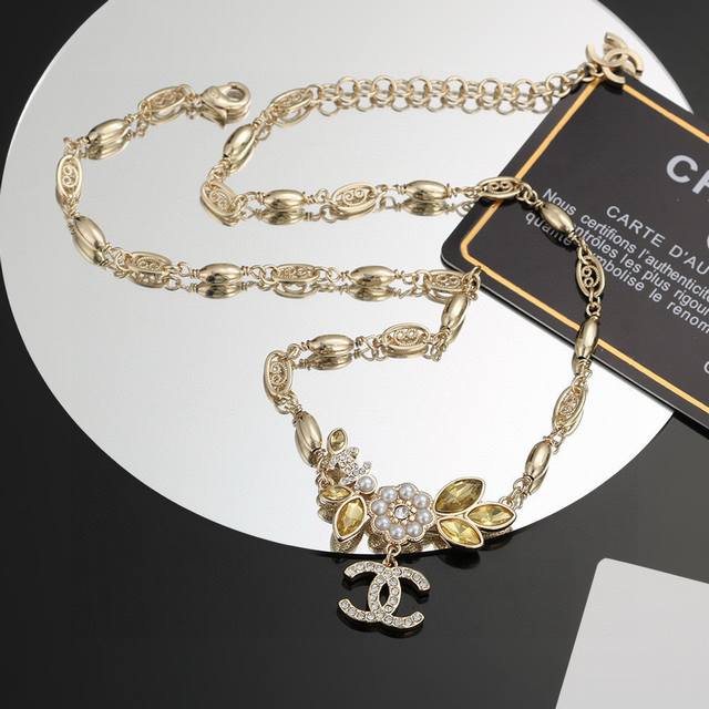 Xiaohongshu recommends the hot-selling Chanel letter camellia latest gold neckla