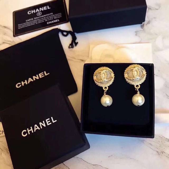 Ch Nel Chanel 17 new hemispherical double C hollow earrings original material S9
