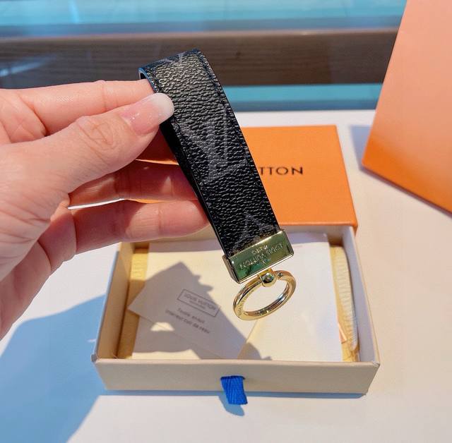 Lv classic old flower chess keychain, and durable, is the ideal material for Dra