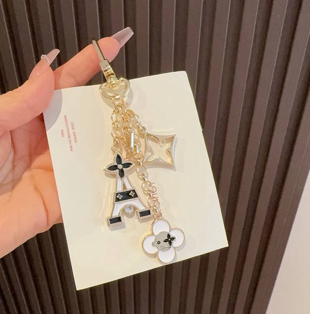 Lv bag decoration and keychain bag pendant Lv Eiffel Tower exquisite chain four-