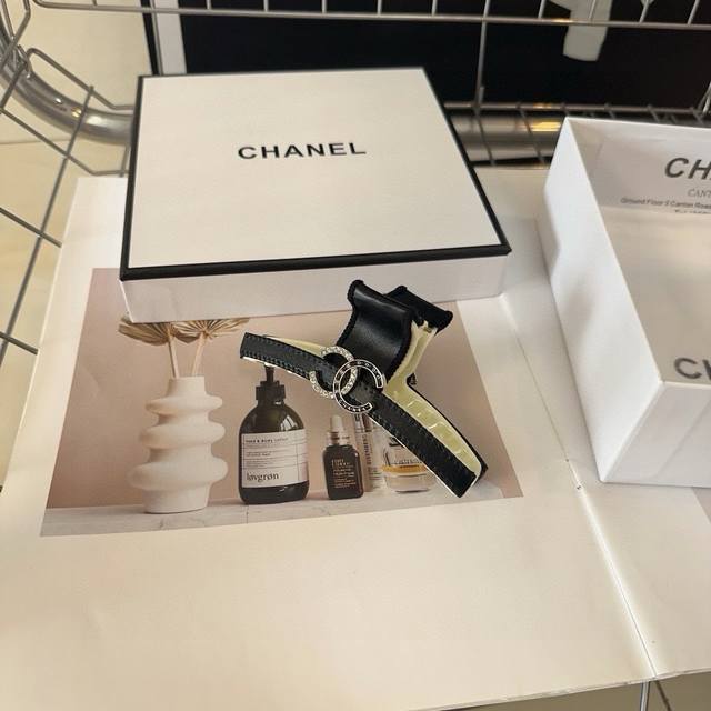with packaging box Chanel Chanel's latest small fragrance clip, simple and versa