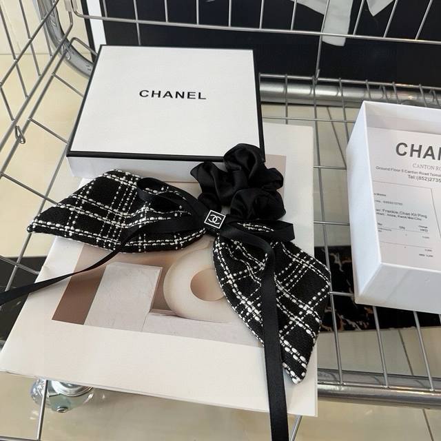 with box Chanel's latest popular hair band, super beautiful! Very ladylike, a mu