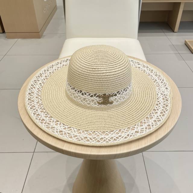 Celine beach hat with large brim for taking photos at the seaside, with a sense