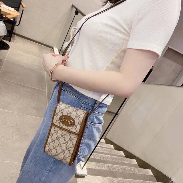 Gucci Horsebit Universal Mobile Phone Bag In an era where you don't need to carr