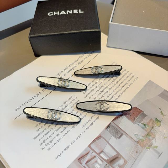 with packaging, a pair of Chanel's new Chanel style metal high-end Bb clips, cla