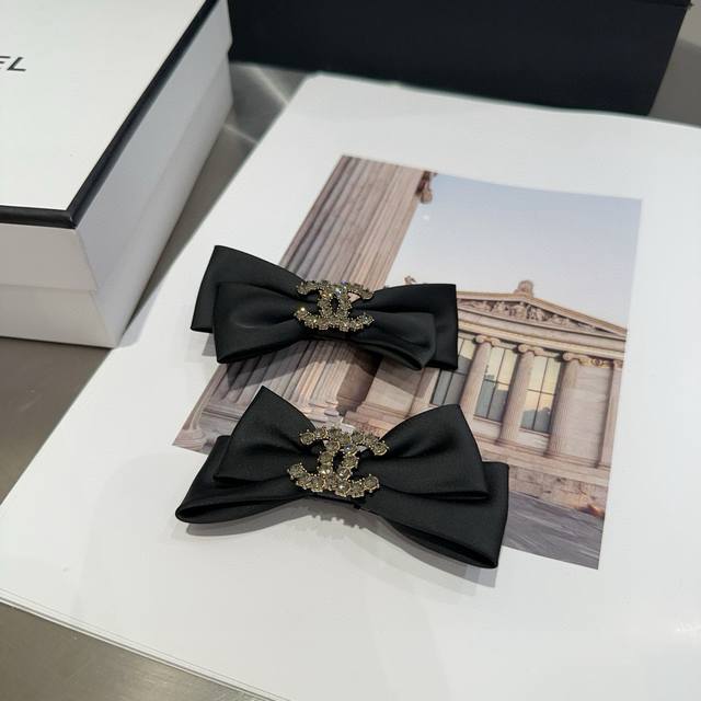 with box, one pair, Chanel's latest popular bangs clip, a beautiful one! The rea