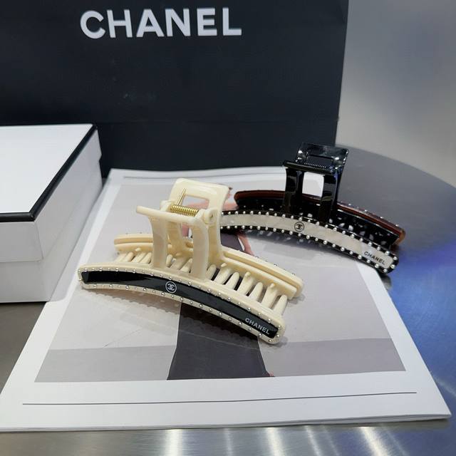 with packaging box Chanel's latest small Chanel heavy-duty clip, fashionable and