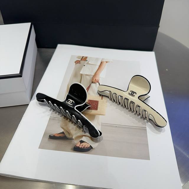 with packaging box Chanel's new small Chanel clip is so beautiful! Goddesses mus