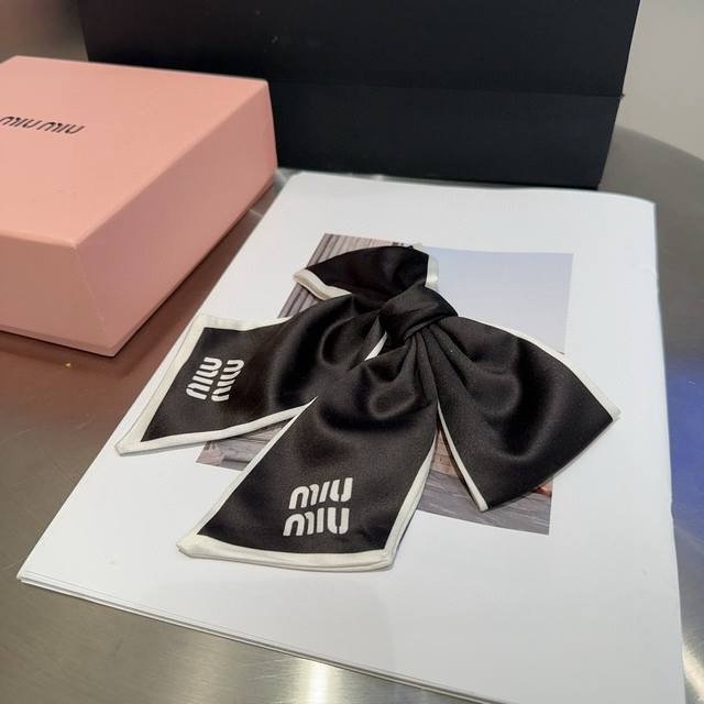 with packaging box Miumiu's new spring top clip is simple and elegant, full of c