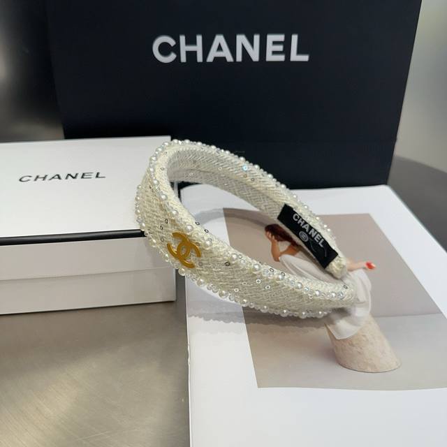 with box Chanel's latest popular headband, super beautiful! Very ladylike, a mus