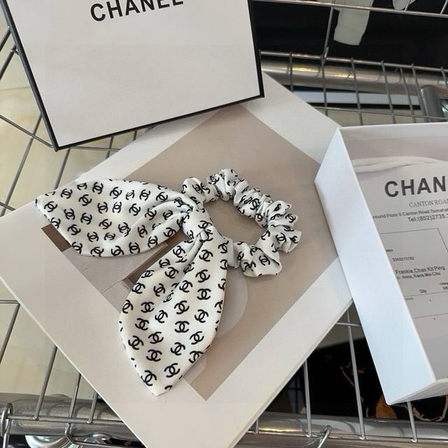 with box Chanel's latest bunny ear hair band, versatile and elegant, simple and