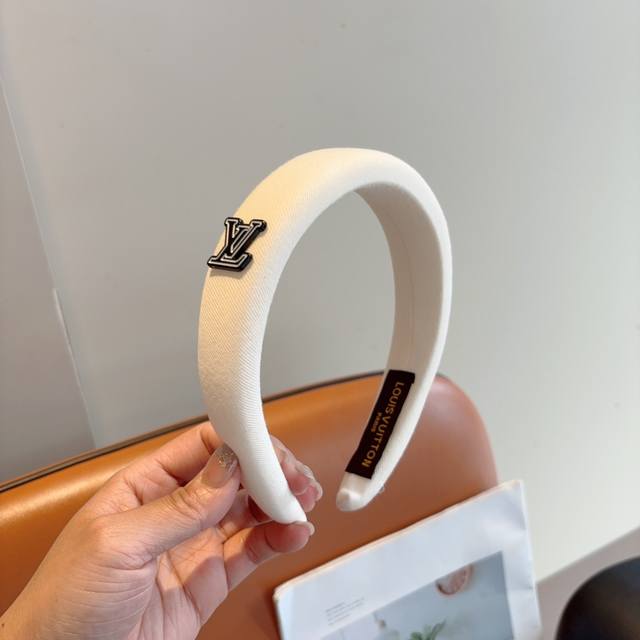 with packaging Lv Louis Vuitton's hottest new headband, fashionable headband, th