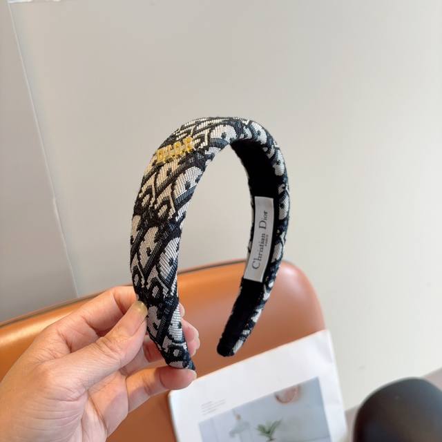 with packaging Dior's new classic letter wide headband, counter quality makes yo
