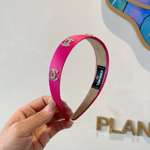 with packaging Chanel's latest headband, a small headband that makes your face l
