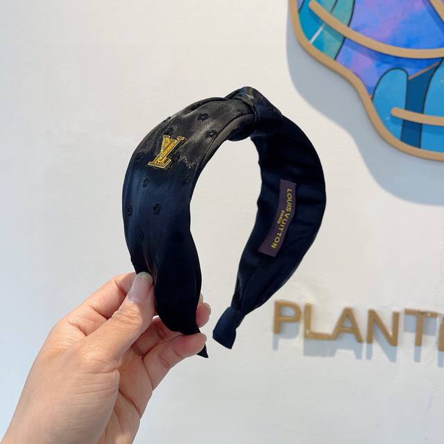 with packaging Lv Louis Vuitton's hottest new silk fabric wide headband, fashion