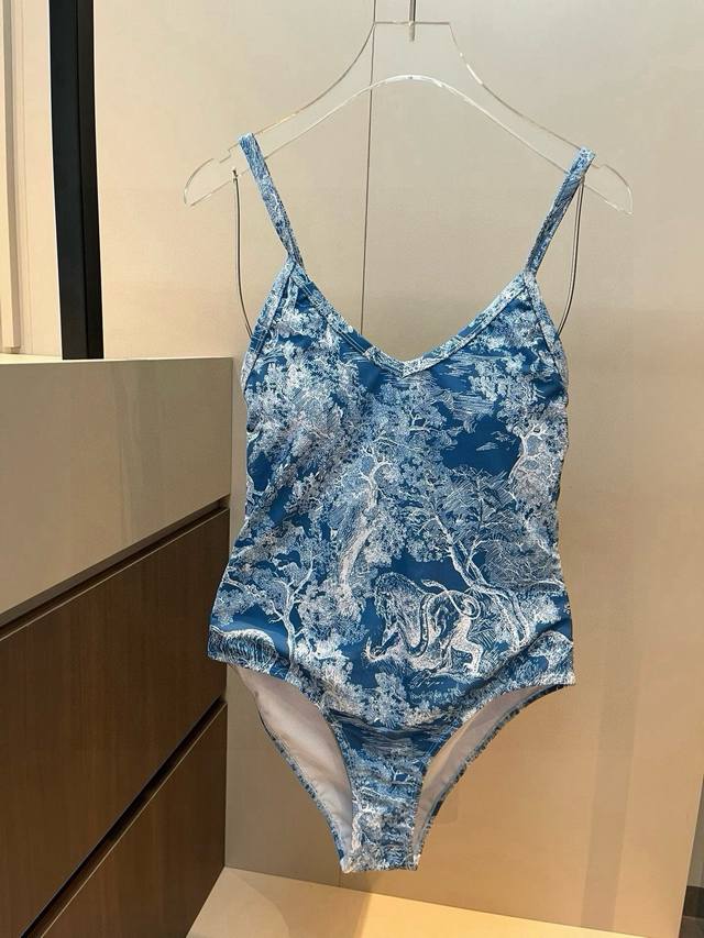 Dior's new one-piece swimsuit is suitable for a variety of scenarios
