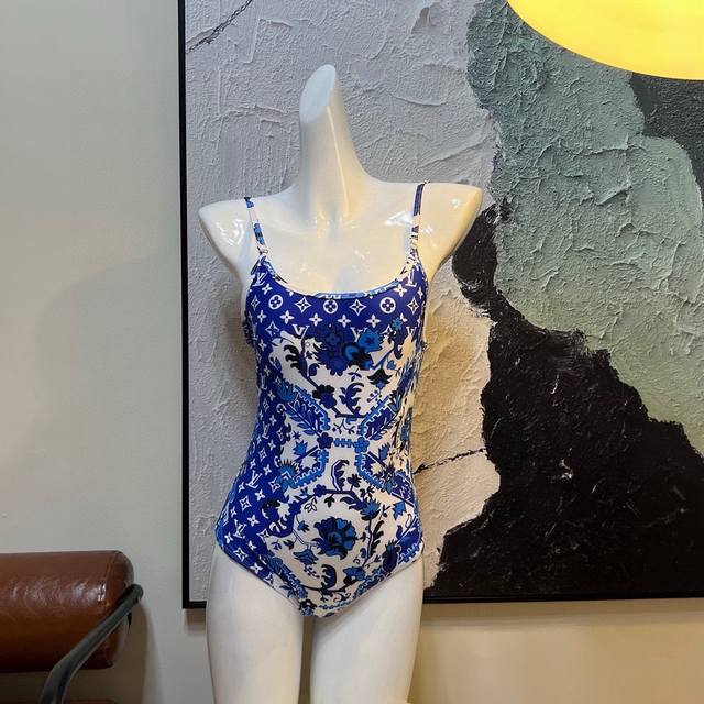 The latest beach series one-piece swimsuit from Lv counters can be said to be th