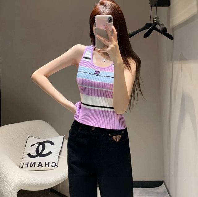 Chanel vest, worn alone with a jacket, super hot One size