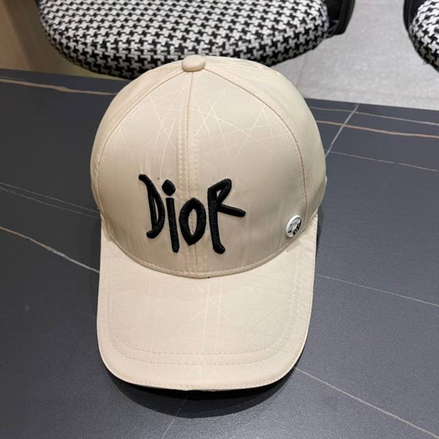 Dior's new simple baseball cap, new model shipped, big brand style is super easy