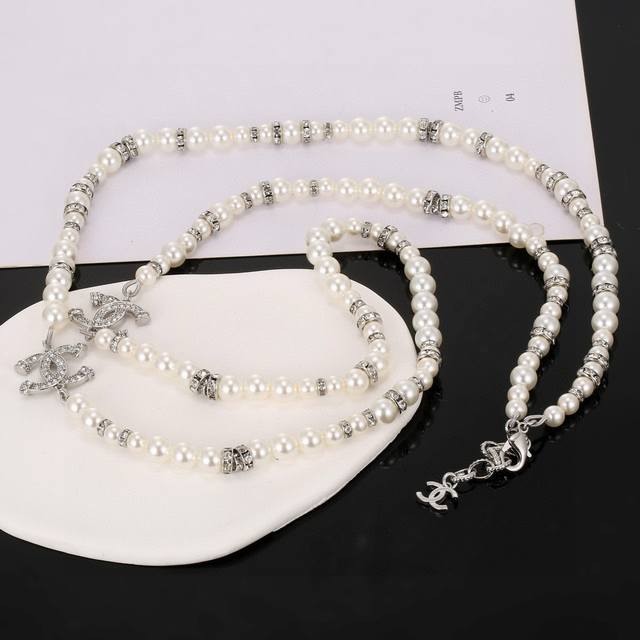 Autumn and Winter Sweater Chain Chanel Sweater Chain can be worn in overlapping