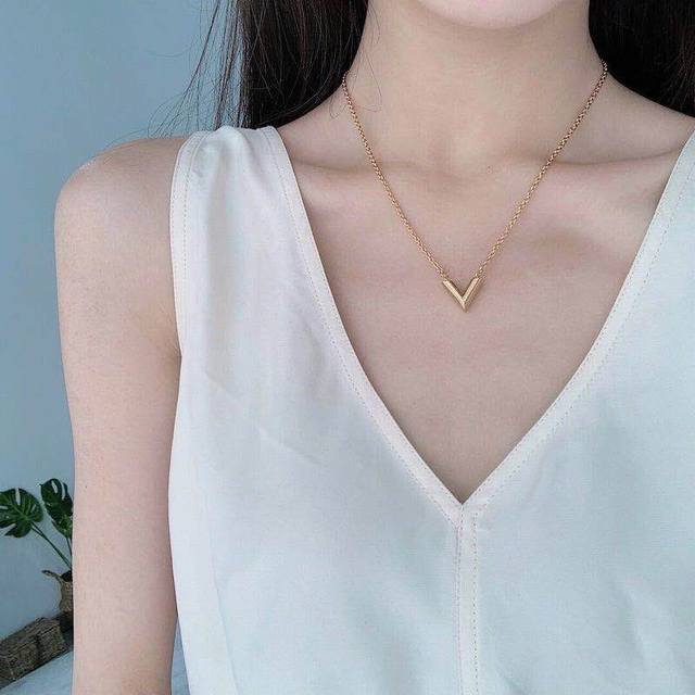 The Essential Lv necklace from Lvjia adopts a classic V-shaped design, the overa
