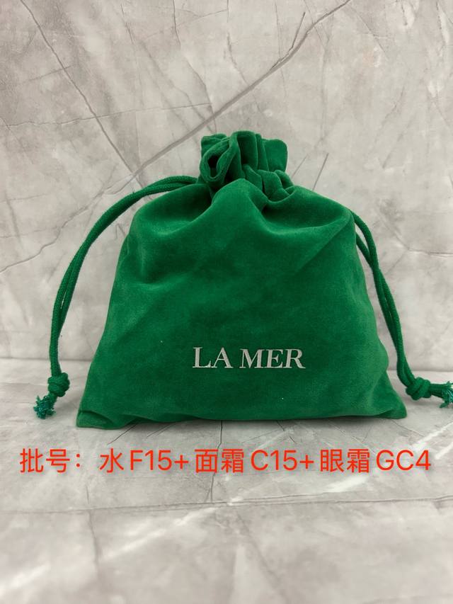 Exclusive La Mer sample three-piece set with drawstring bag! Contains: essence w