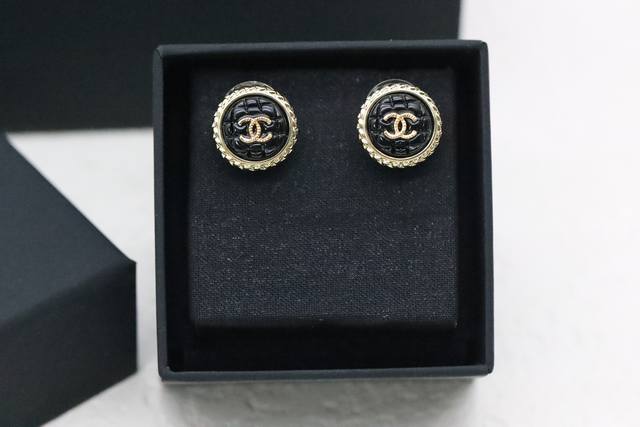 New Recommendation New Product Chanel Gold Button Double C Earrings This pair of