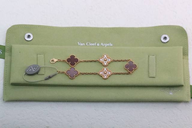 Hot-selling model recommendation Vca champagne gold carnelian with diamond four-
