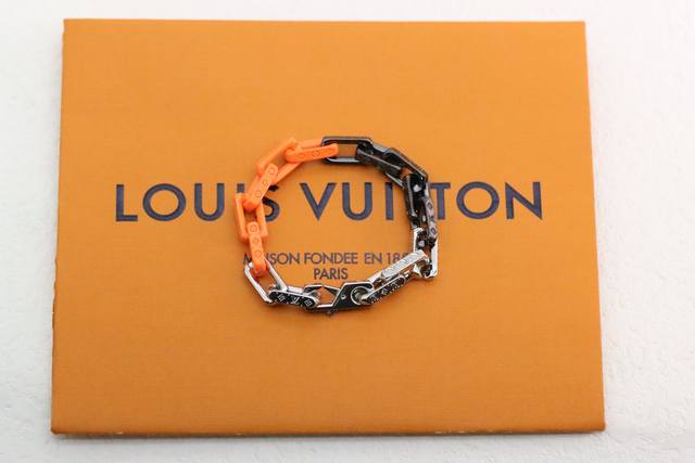 Hot-selling model recommendation Louis Vuitton silver, orange and black three-co