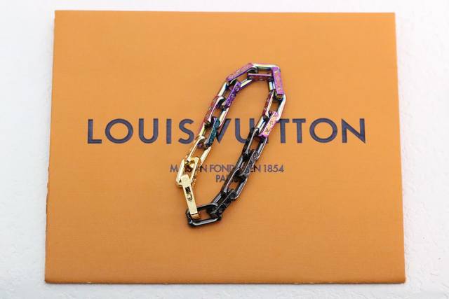 Hot-selling model recommendation Louis Vuitton three-color colorful splicing tem