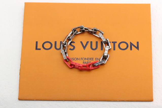 Hot-selling model recommendation Louis Vuitton matte silver-red splicing tempere